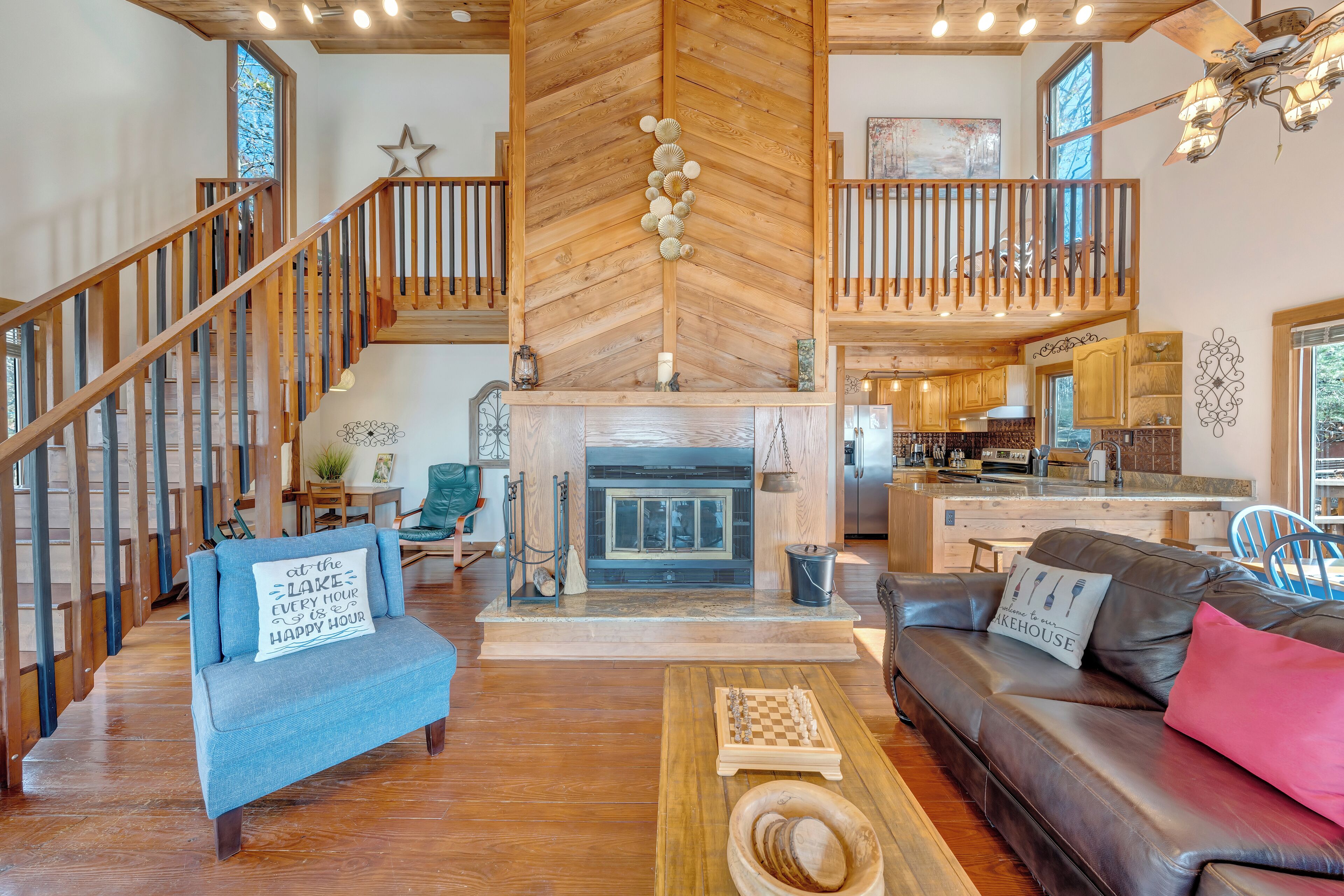 Nhà, nhiều giường, bồn tắm nước nóng (LAKEside Lodge) | Khu phòng khách