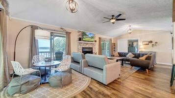 House, Multiple Beds, Hot Tub (LAKE Kelly Kove) | Living area