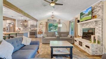 Nhà, nhiều giường, bồn tắm nước nóng (LAKE Kelly Kove) | Khu phòng khách