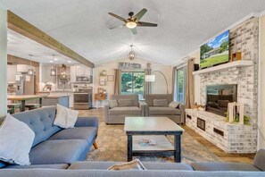 Living area - Kelly Kove - Beach Area Sleeps 14, Private Dock, Pet Friendly (Penhook)