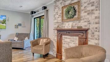 House, Multiple Beds, Hot Tub (LAKE Kelly Kove) | Interior