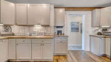 House, Multiple Beds, Hot Tub (LAKE Kelly Kove) | Private kitchen