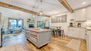 House, Multiple Beds, Hot Tub (LAKE Kelly Kove) | Interior