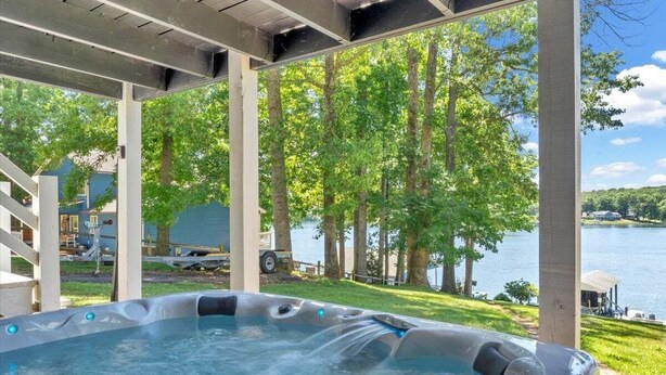 Un bain à remous avec vue sur un lac et des arbres.