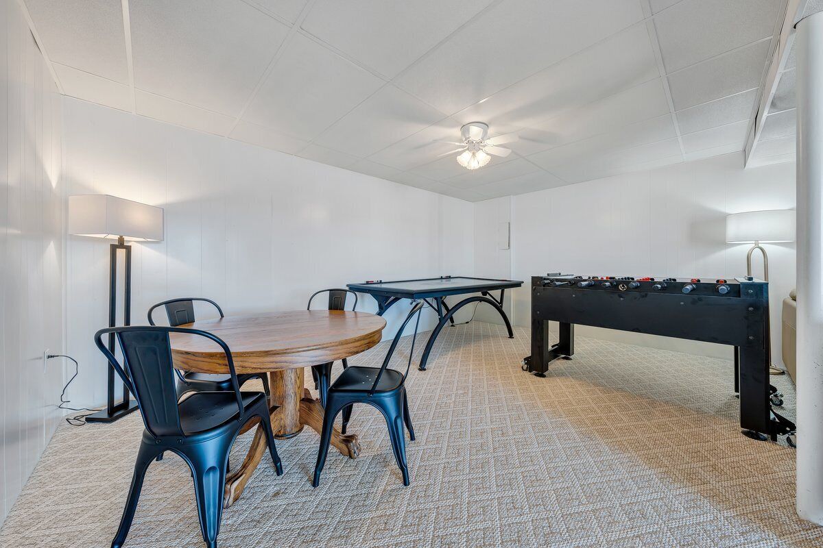 House, Multiple Beds, Hot Tub (LAKE Breeze) | Game room