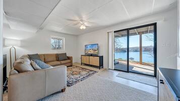 House, Multiple Beds, Hot Tub (LAKE Breeze) | Living area