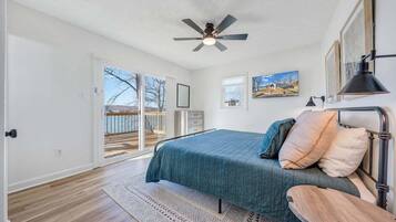 House, Multiple Beds, Hot Tub (LAKE Breeze)