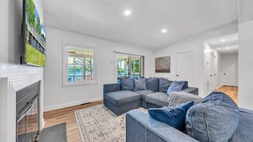 House, Multiple Beds, Hot Tub (LAKE Breeze) | Living area