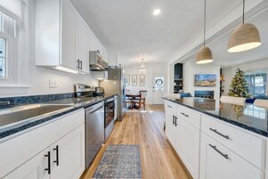 House, Multiple Beds, Hot Tub (LAKE Breeze) | Private kitchen