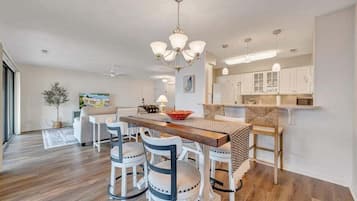 Condo, nhiều giường, ban công (LAKE Vibes) | Khu ăn uống