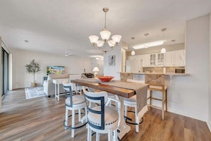 Dining - Lake Vibes - Pet Friendly Lakefront Condo! (Moneta)