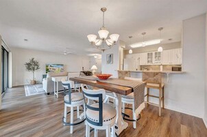 公寓式客房, 多张床, 阳台 (LAKE Vibes) | 用餐