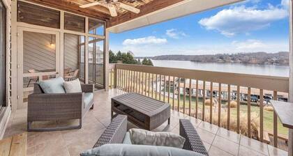 Lake Vibes - Pet Friendly Lakefront Condo!