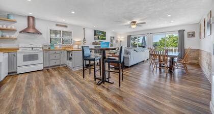 Lakeside Sunsets - Private Dock, Hot Tub & Firepit