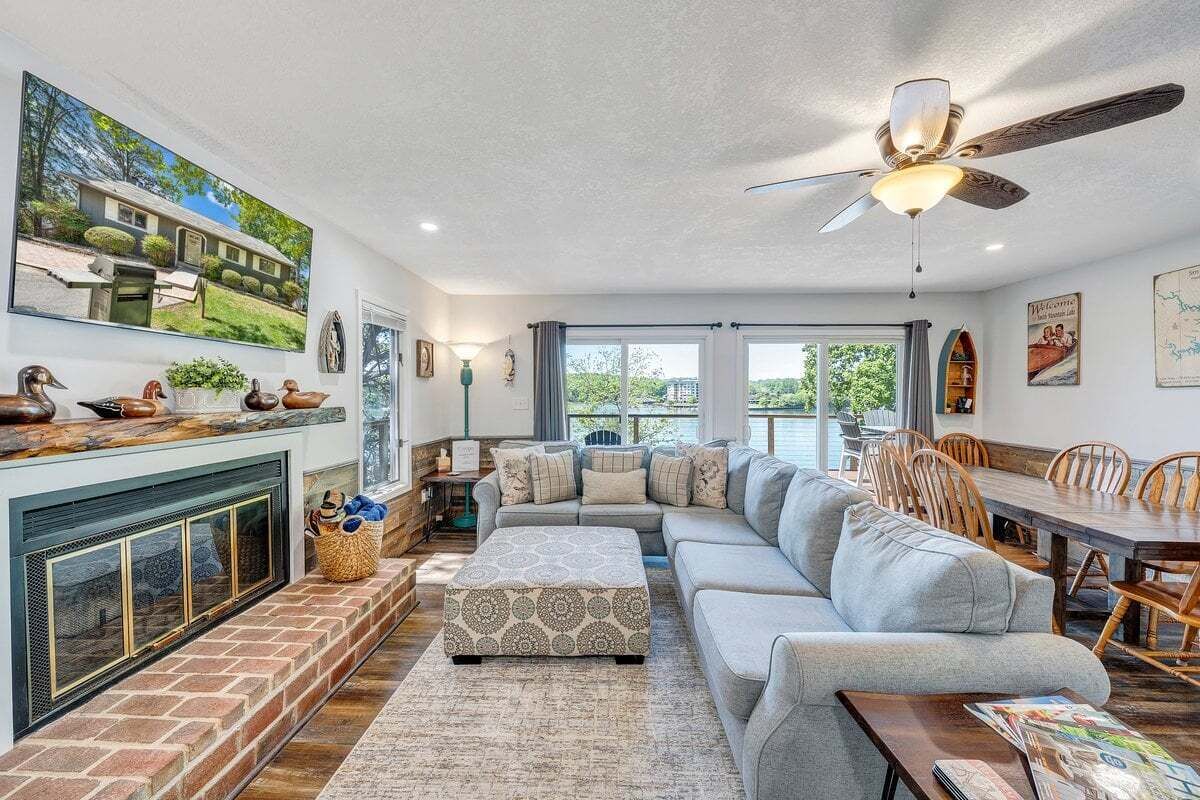 House, Multiple Beds, Hot Tub (LAKEside Sunsets) | Living area