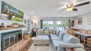 House, Multiple Beds, Hot Tub (LAKEside Sunsets) | Living area