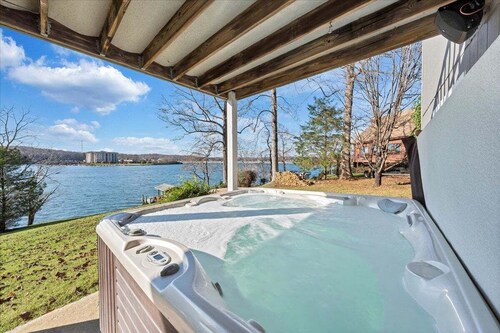 Lakeside Sunsets - Private Dock, Hot Tub & Firepit