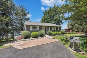 Exterior - Lakeside Sunsets - Private Dock, Hot Tub & Firepit (Moneta)