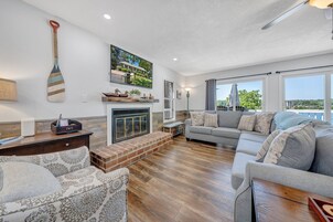 House, Multiple Beds, Hot Tub (LAKEside Sunsets) | Living area