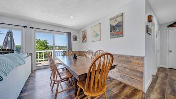 House, Multiple Beds, Hot Tub (LAKEside Sunsets) | 3 bedrooms, individually decorated, individually furnished, bed sheets