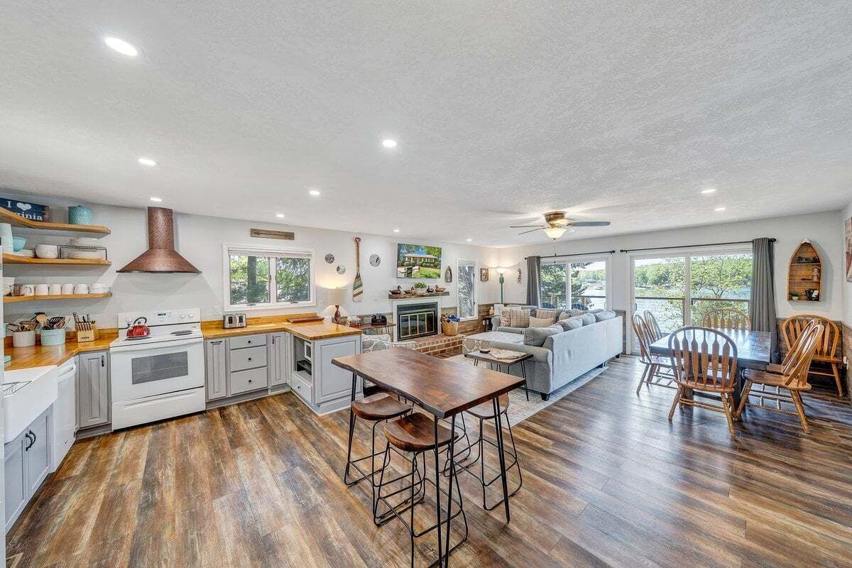 House, Multiple Beds, Hot Tub (LAKEside Sunsets) | Interior