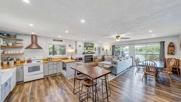 House, Multiple Beds, Hot Tub (LAKEside Sunsets) | Interior