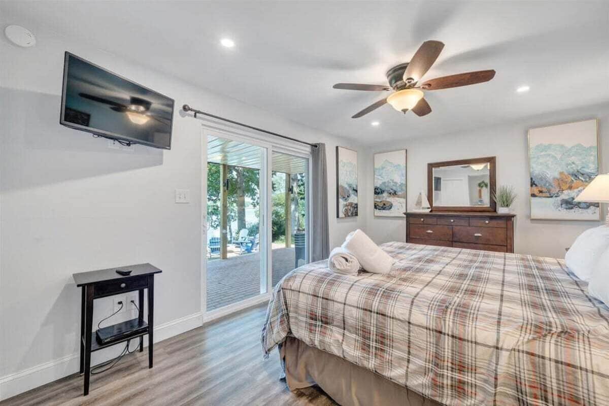 House, Multiple Beds, Hot Tub (LAKEside Sunsets)