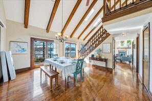 Hus, flere senger, terrasse (LAKE Pine Knob Point)