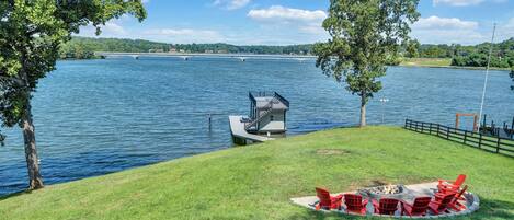 Maison, plusieurs lits, patio (LAKE Pine Knob Point) | Vue sur l’eau