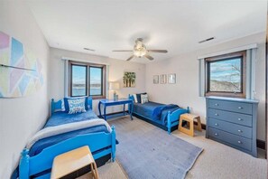 Nhà, nhiều giường, sân hiên (LAKE Pine Knob Point)