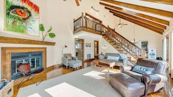 House, Multiple Beds, Patio (LAKE Pine Knob Point) | Living area