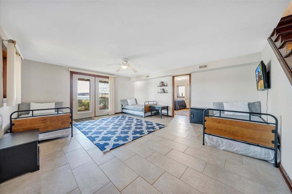 Nhà, nhiều giường, sân hiên (LAKE Pine Knob Point)