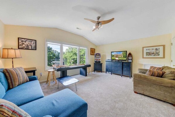 Living area - Cape Cottage - Private Dock & Fire Pit (Moneta)