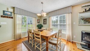 Hus, flere senger, kjøkken (LAKE Cape Cottage) | 3 soverom, individuelt dekorert, individuelt innredet og sengetøy