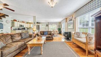 House, Multiple Beds, Kitchen (LAKE Cape Cottage) | Living area