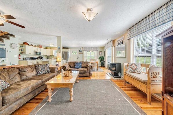 Hus, flere senger, kjøkken (LAKE Cape Cottage) | Oppholdsområde