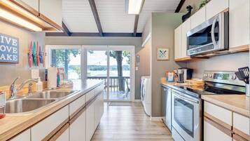 House, Multiple Beds, Balcony (LAKE Summer Breeze) | Private kitchen