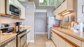 House, Multiple Beds, Balcony (LAKE Summer Breeze) | Private kitchen