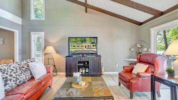 House, Multiple Beds, Balcony (LAKE Summer Breeze) | Living area