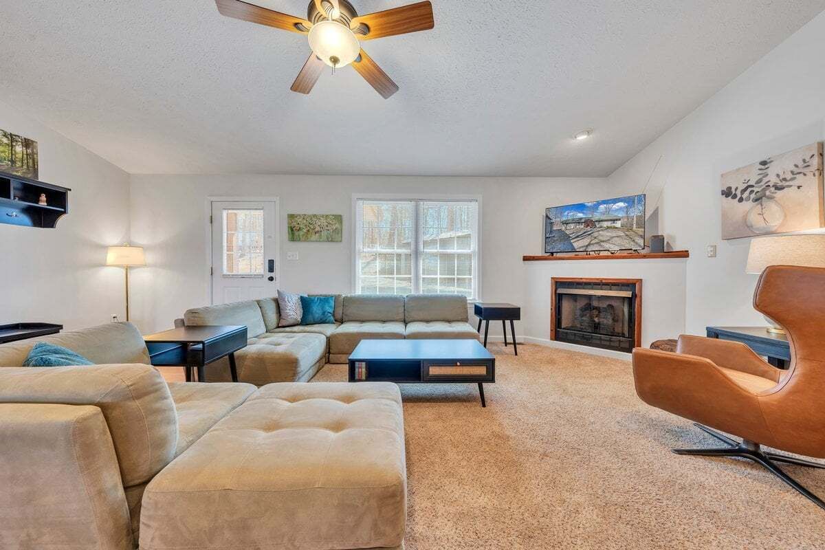 House, Multiple Beds, Patio (LAKE Whisper Haven) | Living area