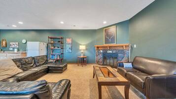 House, Multiple Beds, Patio (LAKE Whisper Haven) | Living area