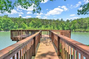 Casa, varias camas, patio (LAKE Whisper Haven) | Vistas al agua