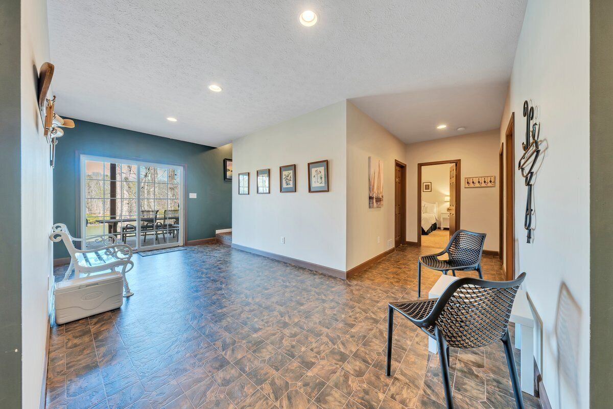 Nhà, nhiều giường, sân hiên (LAKE Whisper Haven) | Nội thất