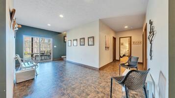 Nhà, nhiều giường, sân hiên (LAKE Whisper Haven) | Nội thất