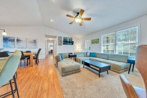 Maison, plusieurs lits, patio (LAKE Whisper Haven) | Coin séjour