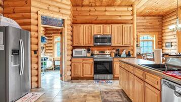 House, Berbilang Katil, Hot Tub (LAKE Liberty Pines) | Dapur peribadi