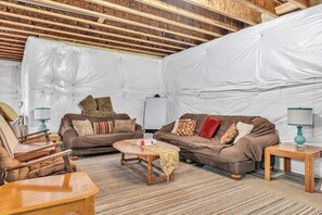 Nhà, nhiều giường, bồn tắm nước nóng (LAKE Liberty Pines) | Khu phòng khách