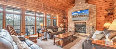 Casa, varias camas, hidromasaje (LAKE Liberty Pines) | Área de sala de estar