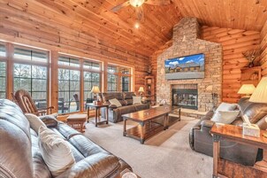 House, Multiple Beds, Hot Tub (LAKE Liberty Pines) | Living area