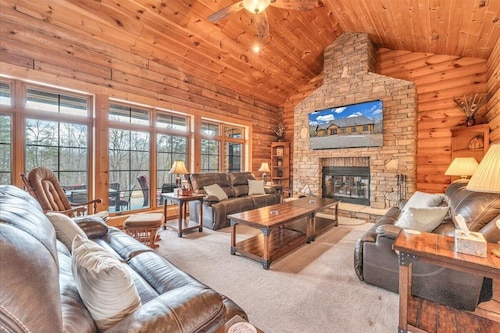 Liberty Pines - Lakefront Log Home, Swim Spa & Game Room